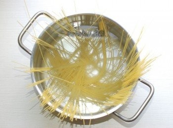 step3: 準備一鍋熱水,放入適量海鹽(當開始爆香大蒜辣椒時,義大利麵就可以放入熱水中,煮麵的時間依麵條包裝背面寫的建議時間參考)。