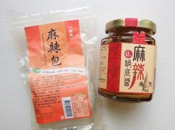 step6: 可選擇個人喜愛的麻辣鍋底醬及麻辣滷包。在各大超市或大賣場都可買到這類商品。