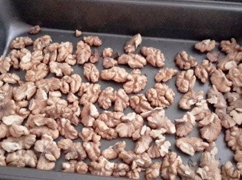 step1: 將核桃切小塊，不要太小，然後放入烤箱160度烤約10分鐘