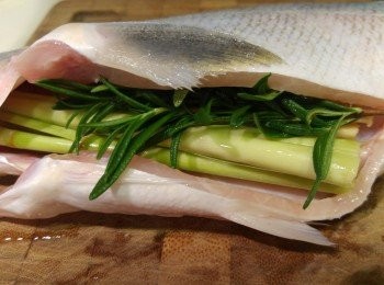 step4: 將香料放入魚肚內。