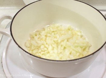 step5: 倒入洋蔥粒炒香（約5-7分鐘至洋蔥開始變透明及香氣釋出）。