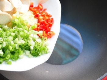 step2: 加入少許油與蔥、辣椒、蒜末同步放入鍋中，中火爆香