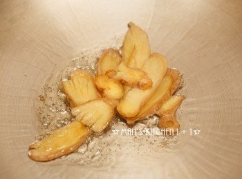 step1: 起油鍋，將薑片下鍋煸香。