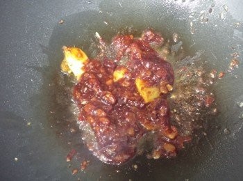 step2: 開鑊落油，爆香薑片，落甜麵豉，海鮮醬及豆瓣醬爆炒幾下