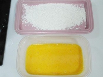 step4: 另外準備麵粉及蛋液~~~要來過三關^^"