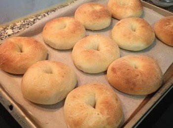 step4: 烤箱預熱到160度, 甜甜圈2次發酵完成後,在表面刷上少許溶化的無鹽奶油.進烤箱烤13-15分鐘即可取出放涼;如要沾糖者,請在甜甜圈表片上再刷少許奶油後馬上沾砂糖或灑糖粉.