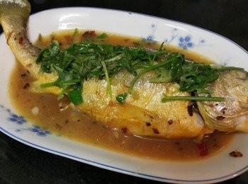 step4: 自煮魚汁乾煎黃花魚

材料 :

黃花魚 330克 ( 清洗後隔乾水份備用 )
薑片 ( 切絲 )
乾蔥 ( 切粒 )
蒜頭 ( 切粒 )
蔥 ( 切花 )
芫茜 少許
糖 少許
生抽 少許
雞粉 半茶匙
魚露 少許
生粉 少許
麻油 少許

做法 :

將黃花魚上少少生粉, 大火落鑊轉中火, 不要反動, 待煎封至金黃色, 才反轉煎另一邊, 一樣煎至金黃色 . 放入薑絲, 乾蔥, 蒜頭 , 糖, 稍為煎多一陣, 加半碗水, 少少生抽 , 少許魚露, 少少雞粉, 麻油 , 蔥, 芫茜蓋好轉細火煮滾便可上碟