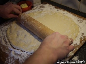 step2: 將醒過麵團桿成片狀。