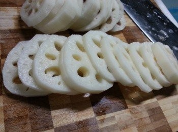 step1: 蓮藕洗淨後,刨去皮切薄片待用