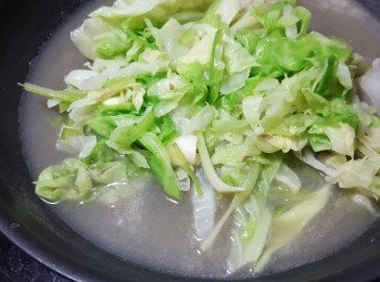 step16: 將有剩餘的素高湯加入多出的椰菜煮熱(又會多出一碟餸菜)