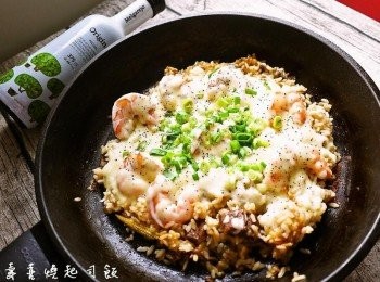step6: 喜歡燉飯的感覺，就熬煮入味即可~喜歡鍋巴的感覺，就在飯的邊緣淋上一圈油，這樣飯就會帶點鍋巴唷!氣 亦可用自己喜歡的<span class="group_1">食材</span>~不一定要用蝦仁或牛小排^^