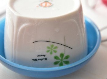 step9: 再將器皿倒扣在盤中