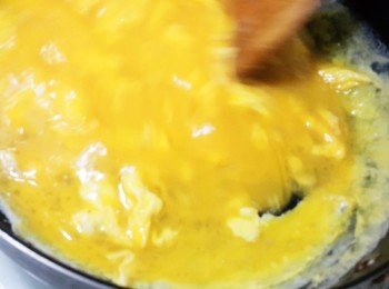 step4: 蛋倒入鍋中不斷攪拌至7分熟