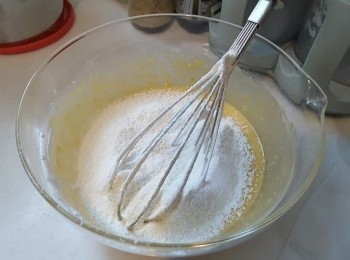 step4: 加餘下一半拌勻至沒有粉粒待用。加粉後不要拌太久，免起筋影響鬆軟程度。