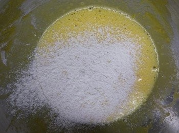 step3: 篩入低筋麵粉至蛋黃糊，拌勻
加入牛油溶液拌勻