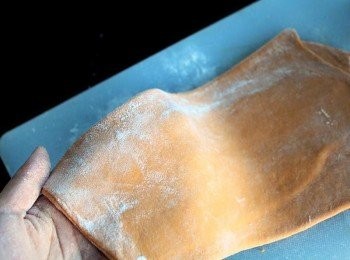 step6: 擀麵至平滑再作切割