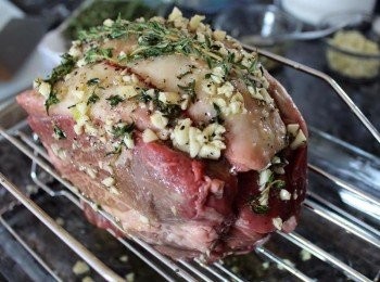 step2: 牛肉放入烤盤 肥部分朝上, 混合材料 淋在肥肉上