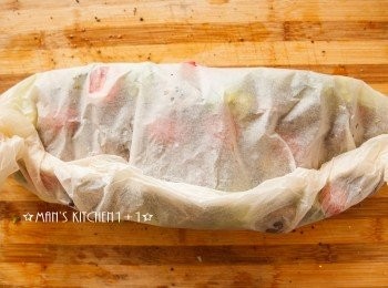 step3: 接著用烘焙紙將於完整包住並放入烤箱，用190度烤30~40分鐘即可。