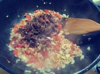 step3: 依序加入番茄.洋蔥.木耳.雞蛋.豆瓣醬.醬油.冰糖下鍋拌炒.