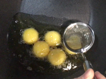 step9: 起鍋前轉為大火逼油份出來，完成後唔會個皮縮埋一舊。
（時間火侯一定要掌握好好)