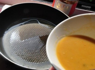 step7: 取一大匙油熱鍋，將調和的醬汁加熱