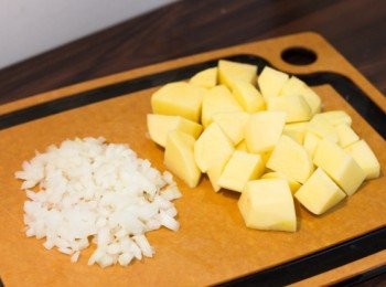 step1: 薯仔洗淨去皮切塊，洋蔥去皮切粒