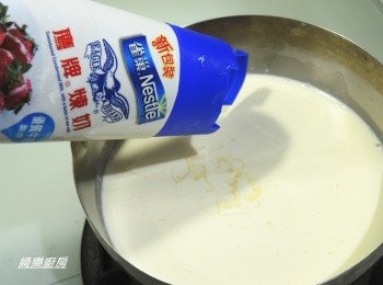 step3: 準備一鍋,將鮮奶,鮮奶油,煉奶,細砂糖,和香草精通通加進去
