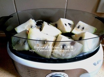 step1: 魚翅瓜切件 , 放入電鍋蒸內蒸15分鐘 , 熄火焗20分鐘
