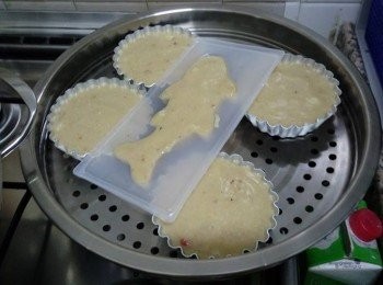 step3: 將粉漿倒入已掃油的糕模內，大火蒸20-30分鐘