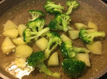 step2: 把清水倒入鍋煮滾，加入西蘭花、薯仔以中大火煮約10分鐘, 然後撈起隔水備用