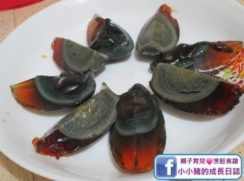 step1: 先將皮蛋去殼，然後一開四咁切開，鋪係碟上~