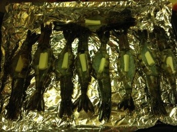 step3: 牛油切小粒放在蝦上