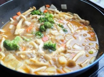 step4: 接著放入咖哩調理包滾煮，並加入冷水滾煮