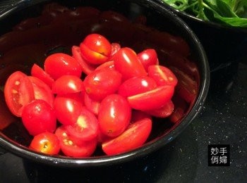 step4: 番茄選用小番茄,對半剖切開來備用