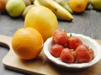 step1: 用Panasonic 慢磨榨汁機 (MJ-L500)用慢速壓榨法，比傳統榨汁機能榨出更多果汁，更能保留更多營養，絕不浪費。榨草莓汁還會將籽隔開，口感更幼滑。