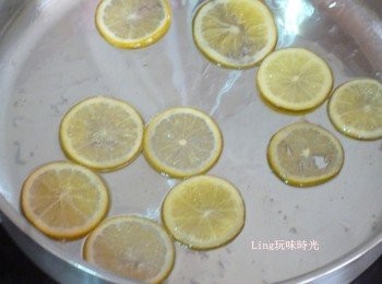 step1: 將柳橙片、細砂糖、水用中火煮至湯汁濃稠；