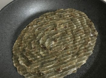 step1: 白鑊烘軟身，表面出現小許金黃色。
剪成條形配合醬料......很美味。