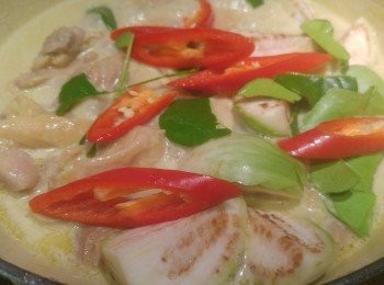 step5: 青咖哩再滾後加入茄子,檸檬葉和紅椒,因我較喜歡食爽口茄子.所以只需煮兩分鐘,如喜歡冧身可煮耐一點。