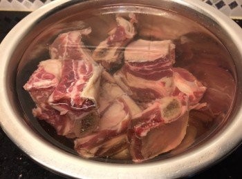 step1: 1.  牛肋骨先泡在清水中2-3小時 （不用怕會走了牛味，韓國人的理解係去除牛肋骨多餘的血污，使到牛肋骨更潔淨）