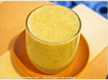 step4: 用果汁機將<span class="group_1">食材</span>攪拌均勻後，倒入杯中，放入香瓜丁即可。