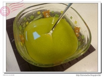 step1: 無鹽牛油座溶。加入開心果paste拌勻。