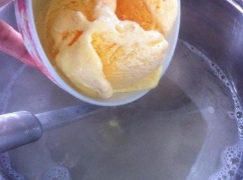 step3: 然後加入玉米雪糕，小火煮溶。