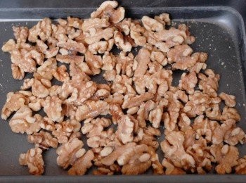 step1: 先將核桃放入160度的焗爐，焗約10分鐘，然後切碎備用