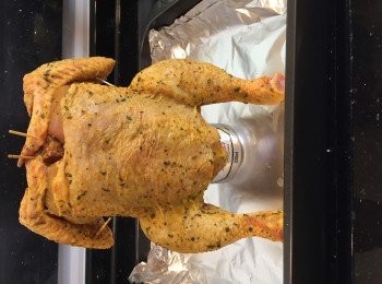 step4: 4.將啤酒罐放在焗盆中間，將雞坐在啤酒罐中，再將所有啤酒均勻淋在雞上（所有啤酒將會滑到焗盆中。