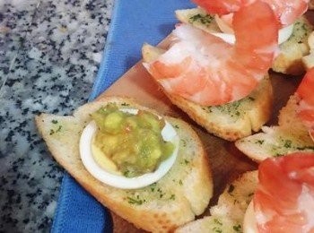 step6: 放ㄧ小匙酪梨莎莎醬，再將蝦子擺上即可。