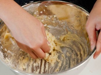 step5: 油皮將純牛油跟低筋粉用手搓勻成麵團,切記絕對不能加水,如發覺太乾可以適量地加沙粒油，加入少許香芋色粉混好備用(油皮粉團部份是不須要鬆弛的)