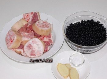 step1: 準備所有材料,將豬腳汆燙過,黑豆先泡水1小時