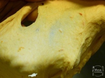 step5: 直至麵團搓揉直到可撐出薄膜 (今次勉強成功啦!)