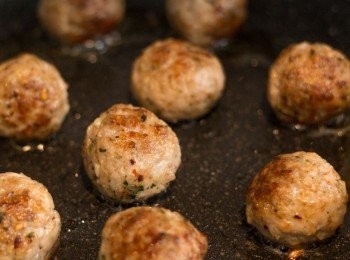 step4: 開中火，鑊熱後加入少許油，油熱後放入肉丸煎至表面金黃色，關火盛起肉丸備用
(不需要煎到肉丸內裡全熟，只要煎香及表面上色即可)