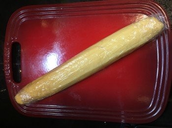 step4: 將粉團放上保鮮紙，碌成長條。
放入雪櫃雪硬。